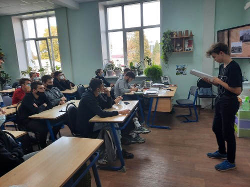 Классный час ​в группах 19ИТ16 и 20ИТ15 на тему: «Основание профессионально-технического образования в России»