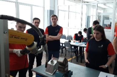 СОРЕВНОВАНИЯ ПО КОМПЕТЕНЦИИ "ПРОМЫШЛЕННАЯ РОБОТОТЕХНИКА" ЗАВЕРШИЛИСЬ-ЭКСПЕРТЫ ПРИСТУПИЛИ К ПРОВЕРКЕ КОНКУРСНЫХ РАБОТ