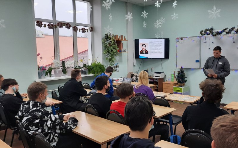 КЛАССНЫЙ ЧАС ПРО  ВЫПУСКНИКОВ, КОТОРЫЕ СТАЛИ ГЕРОЯМИ   